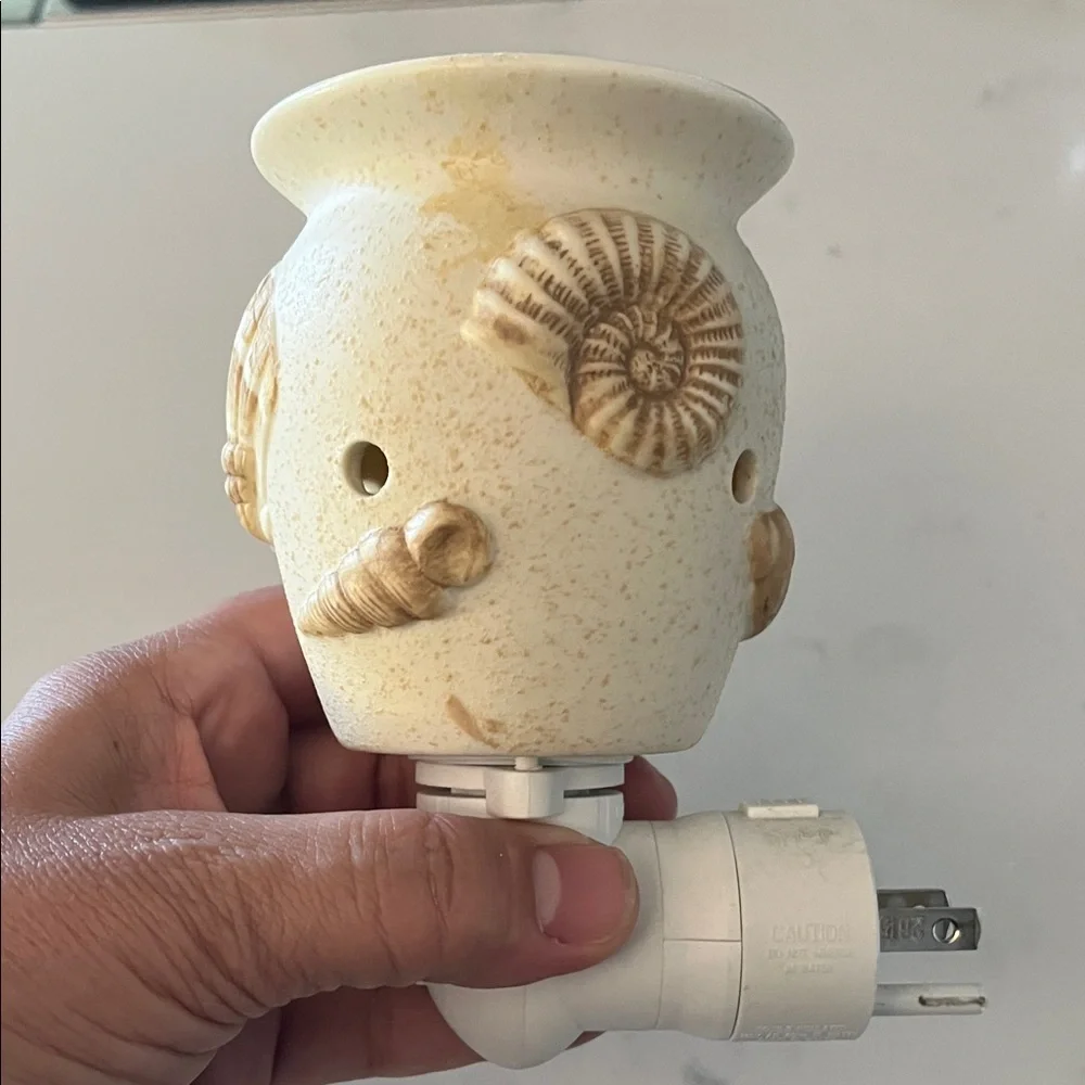 Scentsy Cream and Tan Shell Wax Warmer